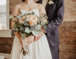 woman holding beige-petaled flower bouquet